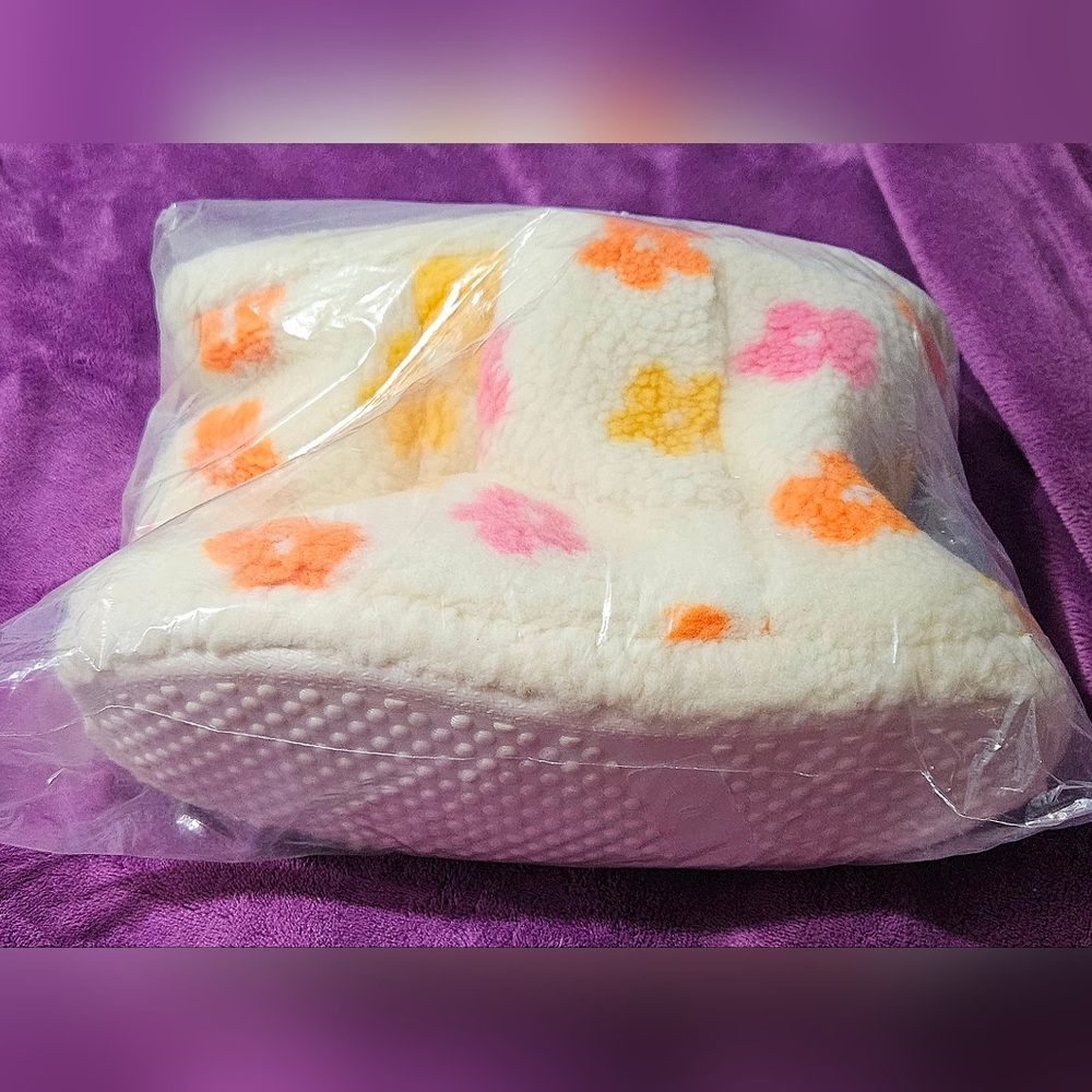 Slipper Boots Sherpa Boho Daisy Booties Warm Comfy Cozy Cute Winter Socks 10 NWT